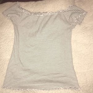 Off the shoulder top 🖤